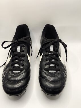 Nike Tiempo Mystic IV FG soccer cleats (style code 524939-014) Woman sz 7